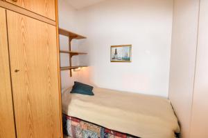 a small bedroom with a small bed in a room at "Appartementhaus Deichgraf" Appartement D341 in Döse