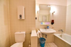 Koupelna v ubytování "Appartementhaus Deichgraf" Appartement D343 + 13 fotografií