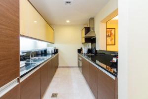 Royal Club By RVHR, Grandeur Residence Crescent Palm Jumeirah tesisinde mutfak veya mini mutfak