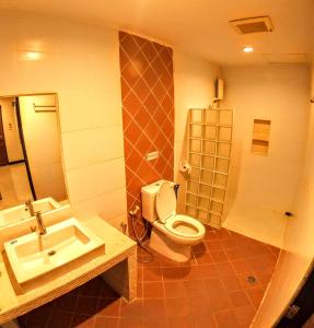 un baño con inodoro y lavabo en ไทยโฮเต็ล, en Buriram 22 fotos más