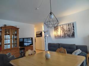 uma sala de estar com uma mesa e um sofá em Ferienwohnung Buchenhöhe em Berchtesgaden