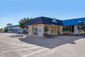 uma loja com um telhado azul e um parque de estacionamento em Days Inn by Wyndham Titusville Kennedy Space Center em Titusville
