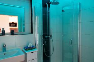 ein Badezimmer mit Glasdusche und Waschbecken in der Unterkunft Haus "Jan am Strand" Appartement JAN002 in Döse