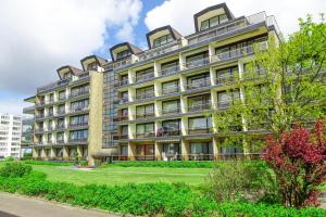 ein Apartmenthaus mit vielen Fenstern in der Unterkunft Haus "Jan am Strand" Appartement JAN002 in Döse
