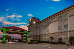 un hotel con una torre de reloj en un estacionamiento en La Quinta by Wyndham Garland Harbor Point, en Garland