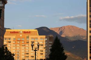 um edifício de hotel com montanhas ao fundo em The Antlers, A Wyndham Hotel em Colorado Springs