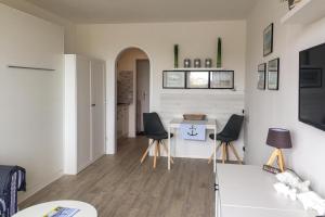 DöseにあるHaus "Jan am Strand" Appartement JAN103のテーブルと椅子のあるリビングルーム +10枚の写真
