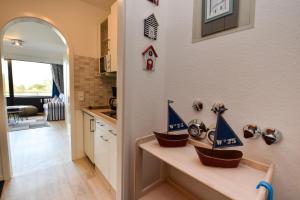 DöseにあるHaus "Jan am Strand" Appartement JAN103のカウンターにおもちゃの船が置かれたキッチン