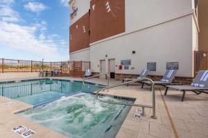 Swimming pool sa o malapit sa Comfort Suites Scottsdale Talking Stick Entertainment District