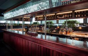 O lounge ou bar de Rydges Wellington Airport