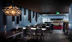 Um restaurante ou outro lugar para comer em Rydges Wellington Airport