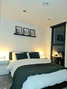 Postel nebo postele na pokoji v ubytování Remarkable 1-Bedroom Apartment in Salford