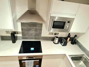 Kuchyň nebo kuchyňský kout v ubytování Remarkable 1-Bedroom Apartment in Salford