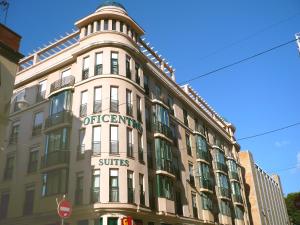 un edificio con un cartel en el costado en Apartamentos Suites Oficentro en Málaga