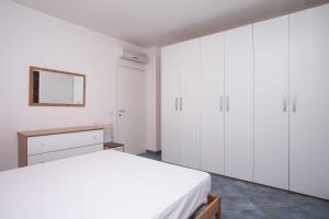 Ένα ή περισσότερα κρεβάτια σε δωμάτιο στο M290 - Marcelli, nuovo trilocale con terrazzo