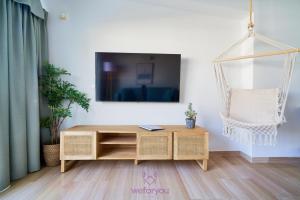 Televízia a/alebo spoločenská miestnosť v ubytovaní weforyou Isla Puerto Marina with PARKING