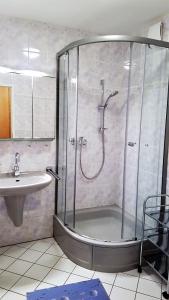 La salle de bains est pourvue d'une douche et d'un lavabo. dans l'établissement "Ferienresidenz Kormoran" Appartement KOR28, à Döse
