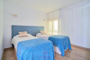 Posteľ alebo postele v izbe v ubytovaní weforyou Isla Puerto Marina with PARKING