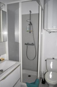 a bathroom with a shower and a toilet at Triplex avec jardinet - wifi - à 400m de la plage in Courseulles-sur-Mer