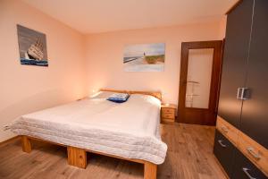 a bedroom with a bed and a dresser at Haus "Luv und Lee" Appartement LEE16 in Döse +13 photos