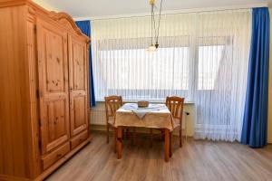 ein Esszimmer mit einem Tisch und zwei Stühlen in der Unterkunft Haus "Luv und Lee" Appartement LEE17 in Döse