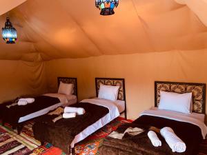 Posteľ alebo postele v izbe v ubytovaní Sahara wellness camp