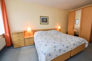 Ein Bett oder Betten in einem Zimmer der Unterkunft Haus "Luv und Lee" Appartement LUV23