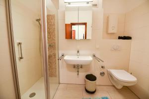 ein Badezimmer mit Waschbecken, Dusche und Toilette in der Unterkunft Haus "Luv und Lee" Appartement LUV23 in Döse