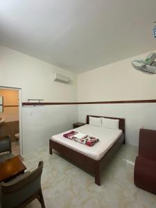 sypialnia z łóżkiem, krzesłem i biurkiem w obiekcie Hoang Minh 846 Hostel w mieście Vung Tau