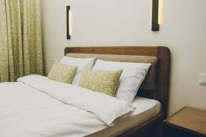 Ένα ή περισσότερα κρεβάτια σε δωμάτιο στο Ніка