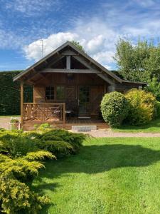 Casa de madera grande con porche en un patio en Domaine de Thyllères,Chalets Voilier, en Beaufour