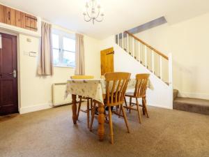 a dining room with a table and chairs at Vane Cottage - Lewes in Lewes