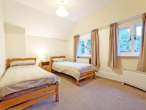 A bed or beds in a room at Vane Cottage - Lewes