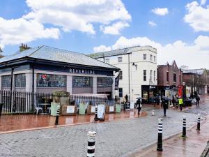 Ein Gebäude auf einer Straße mit Menschen, die im Regen wandeln in der Unterkunft Vane Cottage - Lewes in Lewes