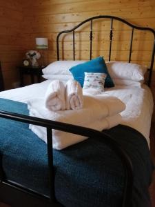 Säng eller sängar i ett rum på Skye Coorie Cabin