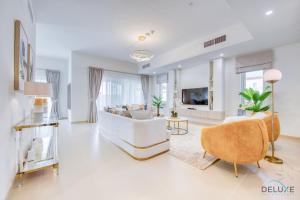 Posezení v ubytování Elegant 4BR Villa with Assistants Room at Villanova Dubailand vy Deluxe Holiday Homes