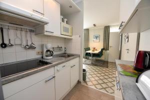 Kuchyň nebo kuchyňský kout v ubytování Appartementhaus "Pavillon" Appartement PAV02