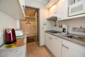 Kuchyň nebo kuchyňský kout v ubytování Appartementhaus "Pavillon" Appartement PAV02