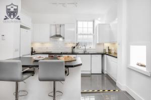 A kitchen or kitchenette at Castle Properties: The Sovereign 5 Bed Town House