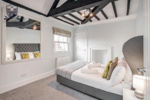 Katil atau katil-katil dalam bilik di Castle Properties: The Sovereign 5 Bed Town House