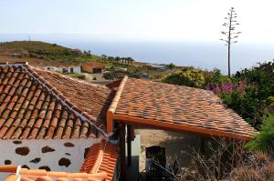 un techo de una casa con el océano en el fondo en Sara, en Puntallana