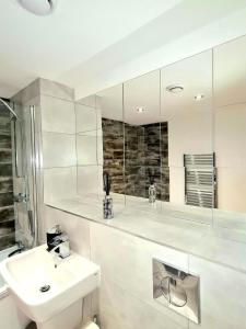Koupelna v ubytování Remarkable 1-Bedroom Apartment in Salford
