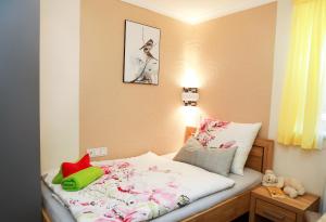 a small bedroom with a bed with flowers on it at Appartement Anton in Schladming