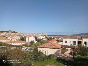 - une vue sur la ville depuis une colline avec des maisons dans l'établissement Appartement Catalina, à Calvi