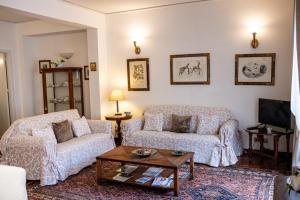 巴勒莫Scirocco House的有两张沙发和一张咖啡桌的客厅