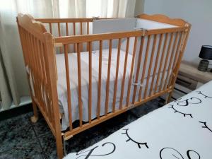 drewniane łóżeczko w pokoju z łóżkiem w obiekcie APARTAMENTOS La PEÑA C w mieście La Guancha