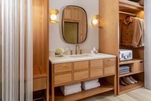 uma casa de banho com um lavatório e um espelho em Virgin Hotels Edinburgh em Edinburgo