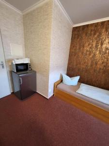 a hotel room with a bed and a microwave at Appart Hotel Roßdorf in Roßdorf