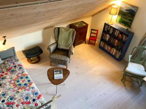 einen Blick über ein Wohnzimmer mit Sofa und Stühlen in der Unterkunft Villa Weidling B&B in Fengersfors