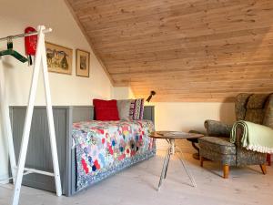 ein Schlafzimmer mit einem Bett und einer Holzdecke in der Unterkunft Villa Weidling B&B in Fengersfors